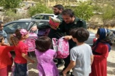 	سبزپوشان پاسدار انقلاب به یاری کودکان اورامانات شتافتند/ توزیع بسته های حمایتی در مناطق محروم + تصاویر 