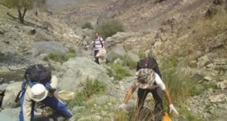 	تپه‌های سراب قنبر کرمانشاه از وجود زباله‌ها پاکسازی شد 