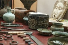 	سوداگر عتیقه دستگیر شد/ کشف لوح میخی و سکه های اشکانی 