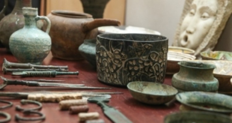 	سوداگر عتیقه دستگیر شد/ کشف لوح میخی و سکه های اشکانی 