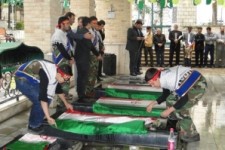 	غبار روبی مزار شهدای دانش آموز کرمانشاه به مناسبت هفته بسیج 