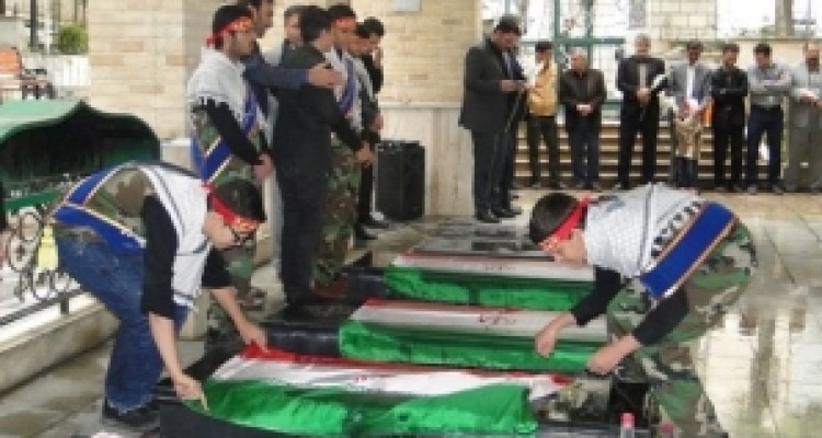 	غبار روبی مزار شهدای دانش آموز کرمانشاه به مناسبت هفته بسیج 