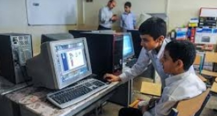 	جدال نفس گیر رایانه و پروژکتور با گچ و تخته/ از افزایش سطح آموزش ها تا برنامه ریزی برای تجهیز 1400 مدرسه 