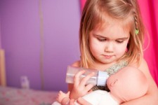  از چه سنی می توان کودکان را در خانه تنها گذاشت؟ 