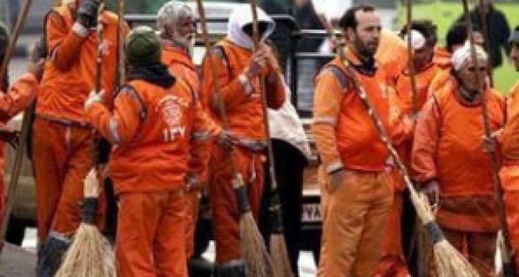 	نارنجی پوشان شهرداری کنگاور در مقابل فرمانداری شهرستان تجمع کردند/ خسروی: به شهرداری مهلت 4 روزه داده شده است 