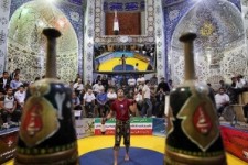 	صدای زنگ مرشد میان شلوغی ها گم شد/ جدال پهلوانی با آلزایمر اجتماعی 