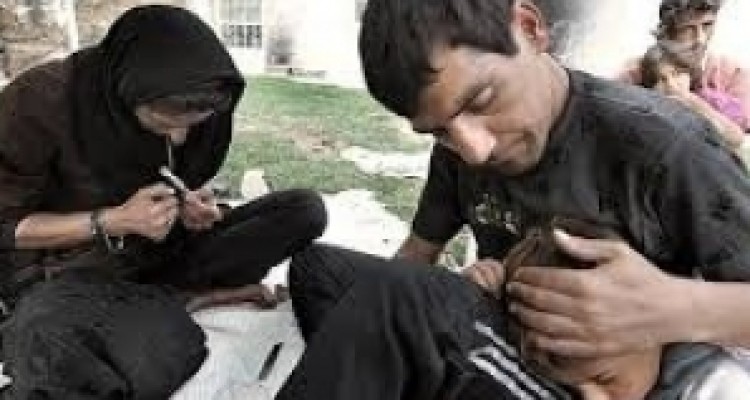 	زندگی‌هایی که در یک چشم بر هم زدن دود می‌شوند/ ویرانی بنیان خانواده‌ها در پی اعتیاد 