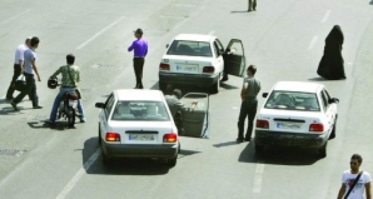 	جولان مسافربرهای شخصی در کرمانشاه ادامه دارد/ صدور مجوز مسافر کشی شخصی به بهانه بیکاری 