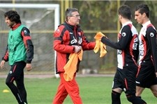 گیر برانکو به برخی بازیکنان/ یک مربی جوان در درفشی‌فر حاضر شد