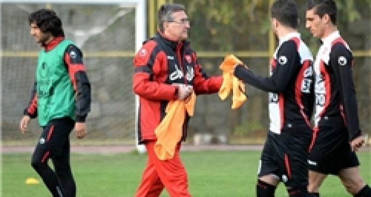 گیر برانکو به برخی بازیکنان/ یک مربی جوان در درفشی‌فر حاضر شد