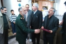 	اهداء لوح تقدیر فرمانده کل سپاه پاسداران به خانواده شهید سرافراز "میثم فولادی" در اسلام آبادغرب+ تصاویر 