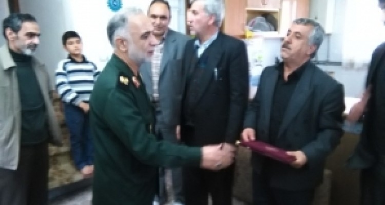	اهداء لوح تقدیر فرمانده کل سپاه پاسداران به خانواده شهید سرافراز "میثم فولادی" در اسلام آبادغرب+ تصاویر 