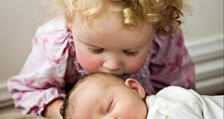  فواید بوسیدن کودکان 