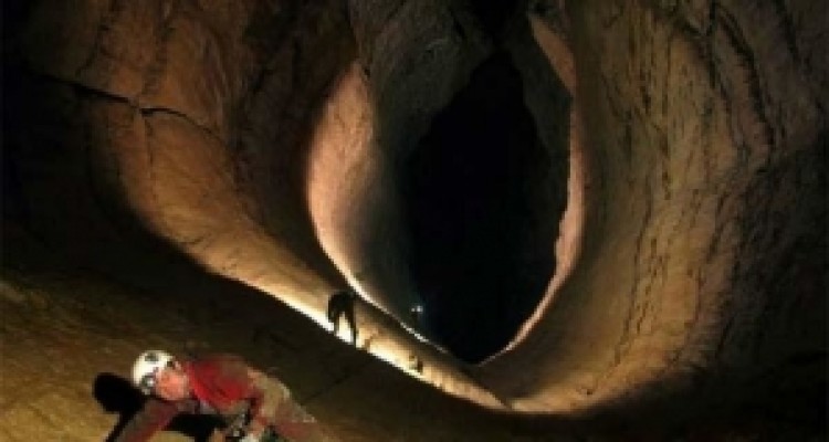 	«پرآو»رازبی‌غایت آب وسنگ/غاری که بربلندای نام اورست قامت برافراشت 