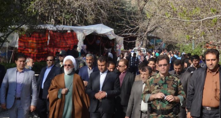 آیت الله عراقی از غرفه های صنایع دستی بانوان صحنه ای بازدید کرد /بازدید بیش از ۴۲ هزار گردشگر و مسافر نوروزی از جاذبه های گردشگری شهرستان صحنه + تصویر