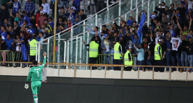 سقوط یک هوادار از بالای سکوها بعد از باخت استقلال