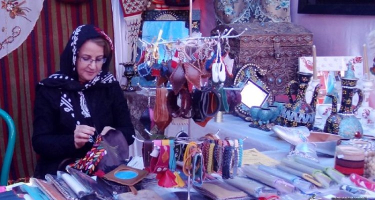 جایی که دوخت های سنتی و جدید تلفیق می شوند/ تسهیلات بسیج سازندگی تولیدات مرا گسترش داد