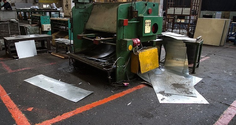  کارخانه «ارج» رسماً تعطیل شد/ ماشین‌آلات کهنه روی میز فروش +تصاویر 