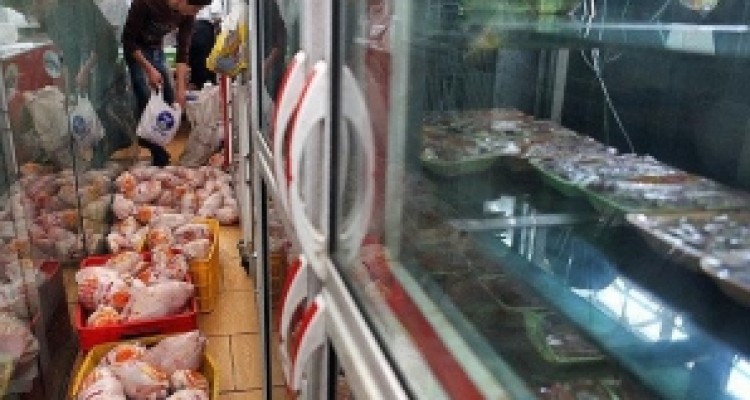 	توزیع مرغ منجمد در سطح شهر کرمانشاه با قیمت ۴۹۰۰ تومان 