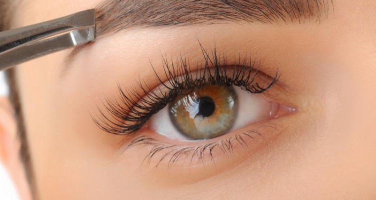  با تیغ زدن ابروهایم واقعا پرپشت می شود؟ 