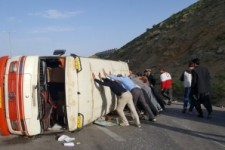  واژگونی یک دستگاه مینی بوس در گیلانغرب حادثه آفرید 