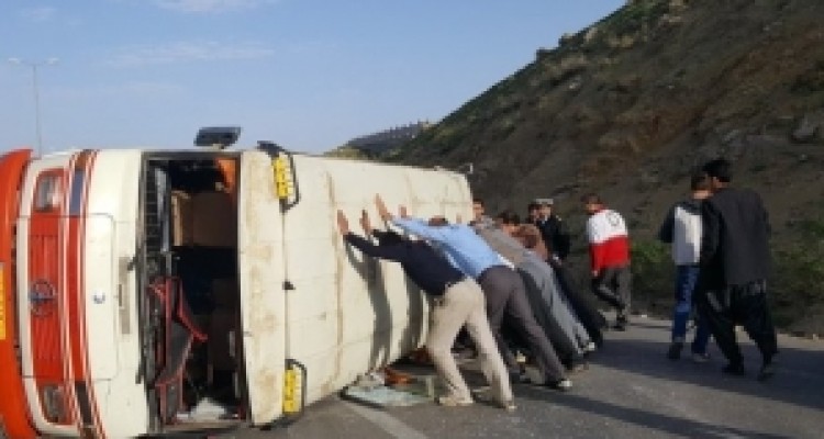  واژگونی یک دستگاه مینی بوس در گیلانغرب حادثه آفرید 