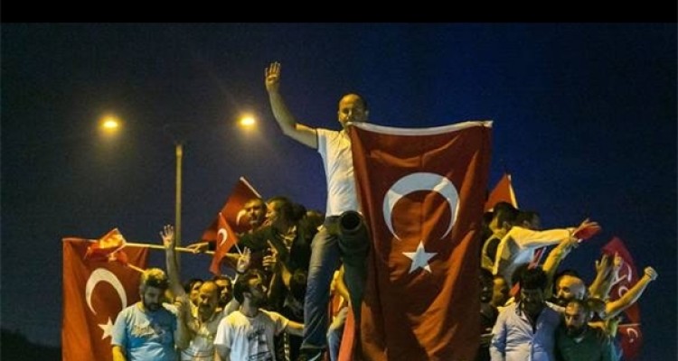 کودتای نظامی شبانه در ترکیه/آنکارا: فتح‌الله گولن عامل کودتا است/اردوغان: کودتاگران بهای سنگینی خواهند پرداخت/ 60 نفر کشته شدند