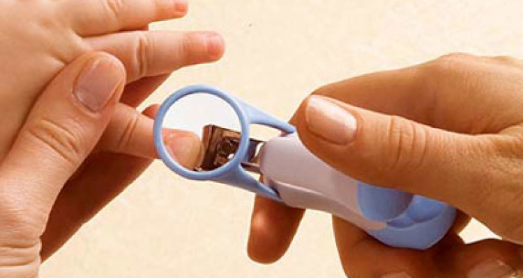  چگونه ناخن‌های نوزادم را کوتاه کنم؟ 