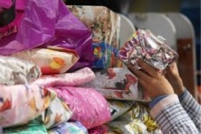 60 پایگاه هدایای مردم سرپل ذهاب در جشن عاطفه ها را جمع آوری می کنند