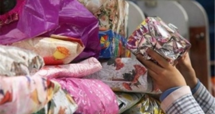 60 پایگاه هدایای مردم سرپل ذهاب در جشن عاطفه ها را جمع آوری می کنند