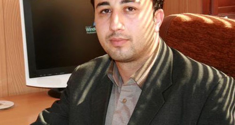 دواکیپ اداره دامپزشکی شهرستان صحنه در مناطق زلزله زده در حال دفن لاشه دام ها هستند