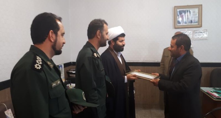 جمعی از پایوران سپاه شهرستان صحنه از مدارس سطح شهر سرکشی نمودند