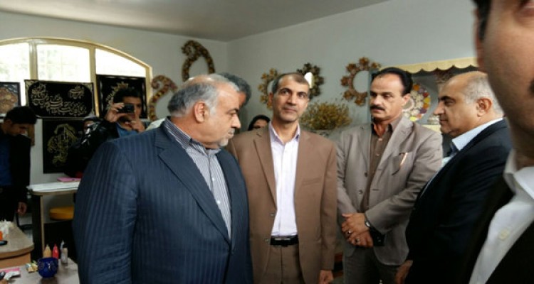 نمایشگاه دائمی صنایع‌دستی "شهدای مدافع حرم" در کرمانشاه افتتاح شد 
