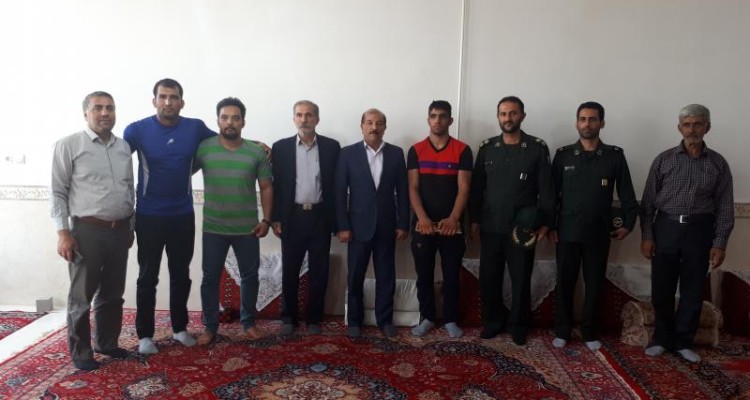 جمعی از مسئولین شهرستان صحنه با بسیجی امیر حسین زمانی دیدار کردند