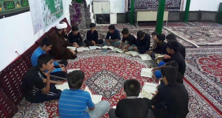 انجام مراسمات دینی و مذهبی توسط روحانی مستقر در روستای سیاه چقا
