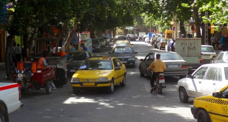 نبود پارکینگ و سرگردانی رانندگان خودرو برای پیدا کردن جای پارک در صحنه 