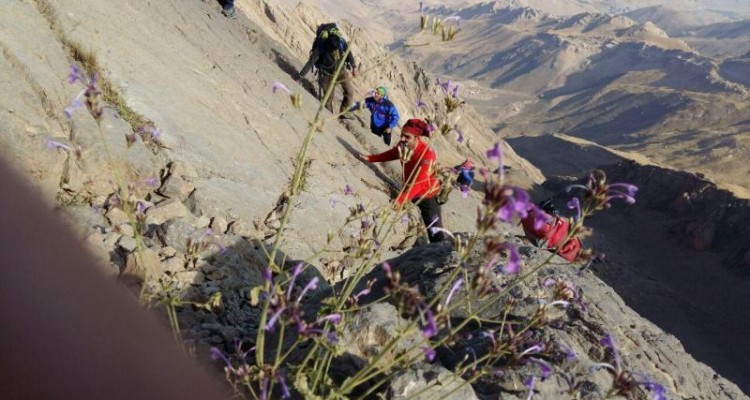 صعود 14نفر از باشگاه کوهنوردی راخ شهرستان صحنه  به  قله  کل جنون