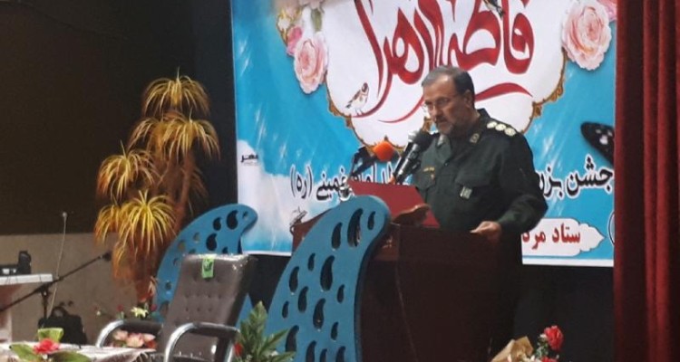 مادر وجود نازنینی است که زیباترین صفات خداوند را در خود دارد