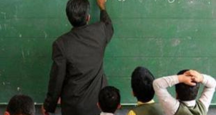 فعالیت بیش از ۲۵ هزار معلم در کرمانشاه/ معلمان برتر تجلیل می شوند 