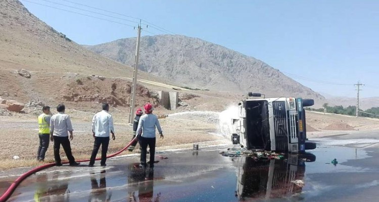 تانکر 30 هزار لیتری بنزین در محور صحنه واژگون شد