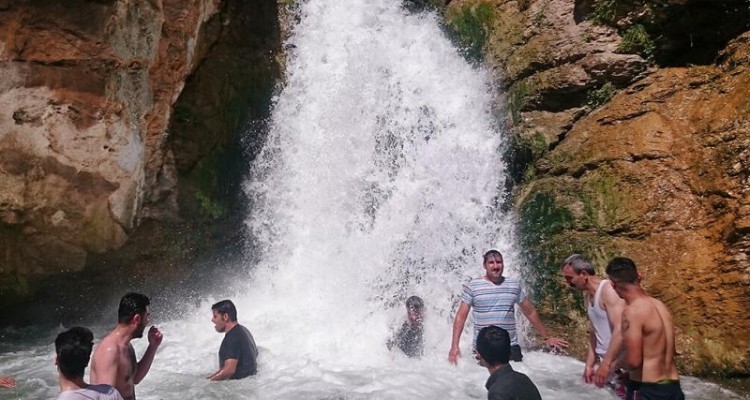 روزهای گرم و آبتنی گردشگران در محل دربند صحنه
