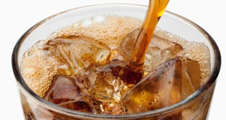 نوشیدن روزانه یک لیوان نوشابه خطر ابتلا به سرطان را افزایش می دهد