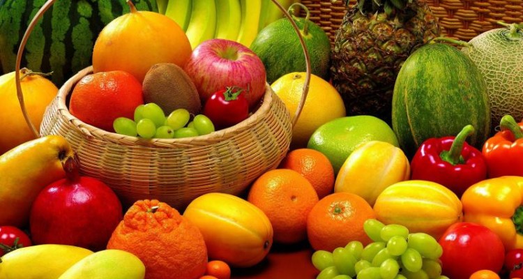  باغداران صحنه‌ای هفت تن میوه در قالب زکات مستحبی به نیازمندان اهدا کردند