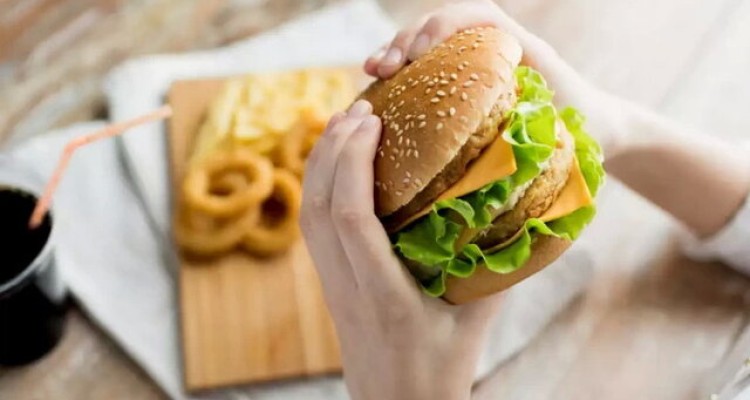  چگونه بدون پرخوری از شر استرس خلاص شویم؟
