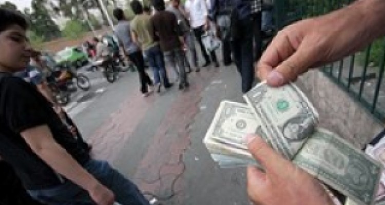 دلالان ارز میدان آزادی کرمانشاه در کمین زوار سرگردان 