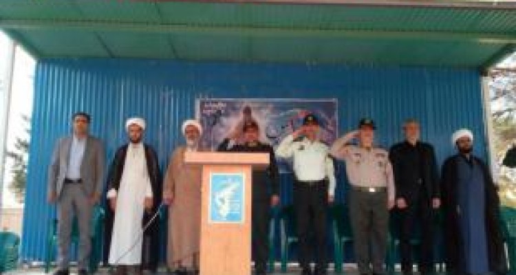 برگزاری صبحگاه مشترک نیروی نظامی و انتظامی هرسین در هفته دفاع مقدس 