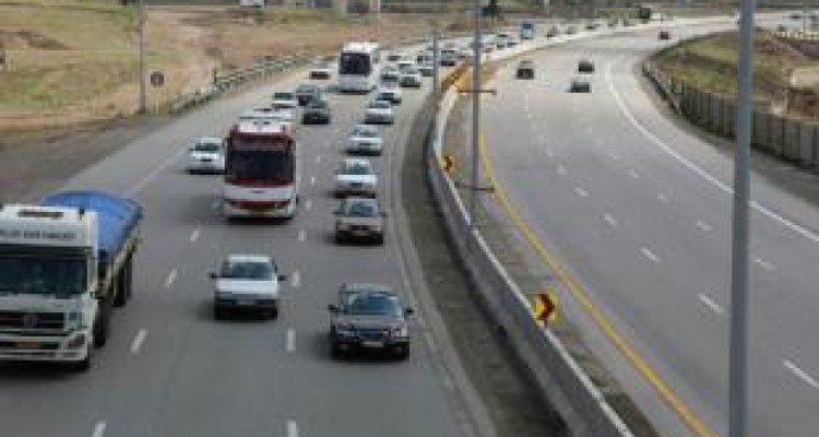 تردد بیش از ۵۸۸ هزار دستگاه خودرو در محورهای کرمانشاه 