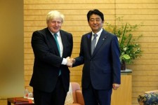 گفتگوی تلفنی آبه و جانسون درباره مسائل بین المللی 