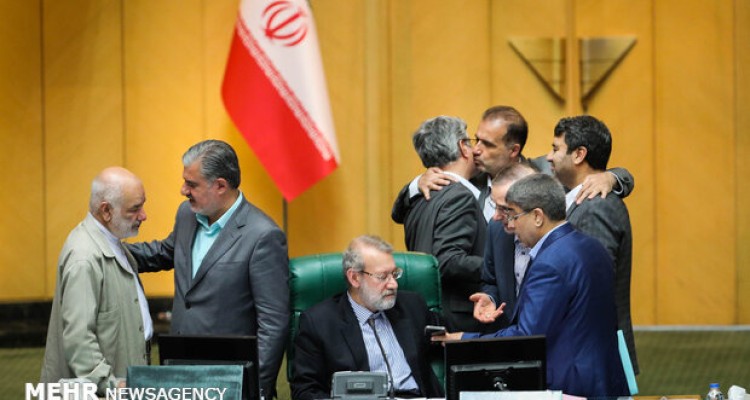 ۷ دلیل ناکارآمدی «مجلس دهم»/نمایندگانی که دربرابر دولت سردرگم‌اند