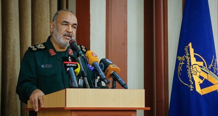 به دشمن هشدار می دهیم/ قدرت شکست چند باره دشمنان را داریم